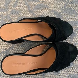 Black suede sandals with chunky heel